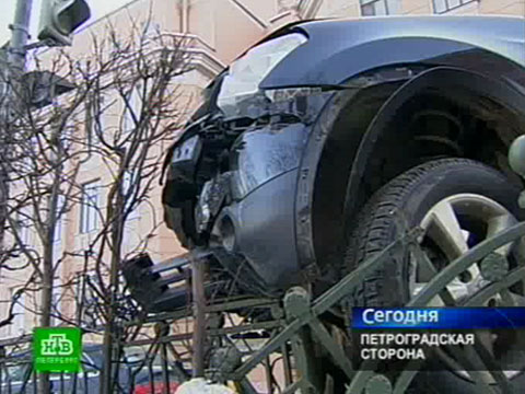Иномарки приземлились на ограду