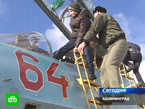 Мальчишки полазили по истребителям
