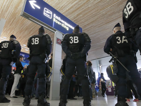 Нетрезвые россияне избили полицейских в самолете