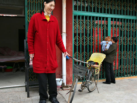 В Китае умерла самая высокая в мире женщина