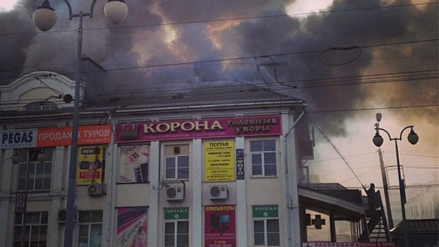 Пожарные потушили пылающий торговый центр в Подмосковье