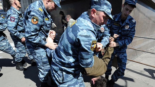 У Госдумы гей-активисты схватились с гомофобами, десятки задержанных