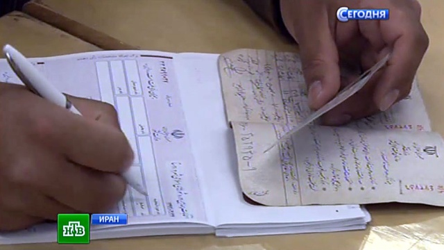 Иранцы выбирают президента, оставляя отпечаток пальца на бюллетене