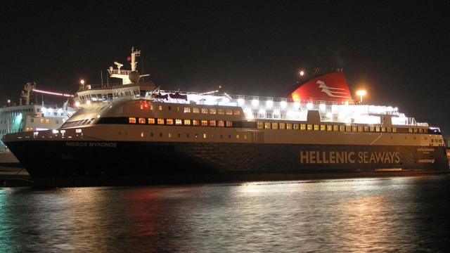 Пассажиров с загоревшегося греческого парома эвакуировали на другое судно