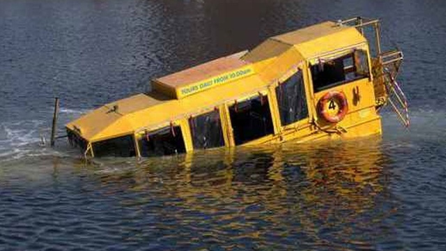 В Ливерпуле из желтого автобуса-субмарины спасен 31 турист