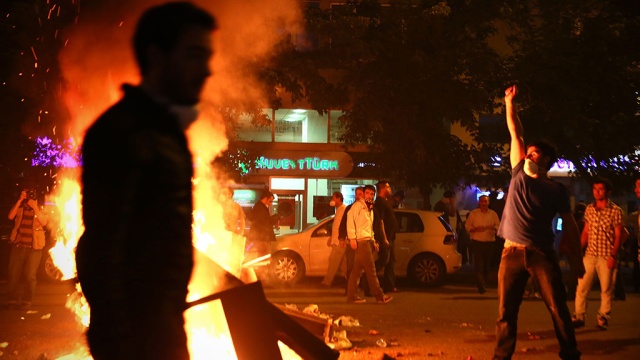 Турки в переулках Стамбула атакуют спецназ 