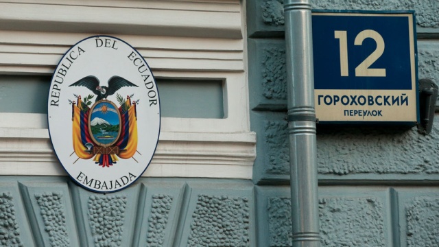 Бегство Сноудена: посольство Эквадора в Москве окружила полиция