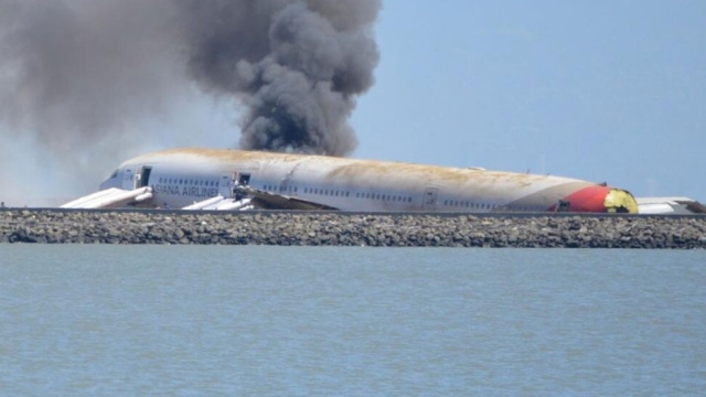Boeing развалился и загорелся при посадке в Сан-Франциско