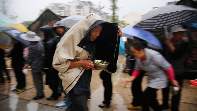 Тысячи китайцев бегут от града и наводнения
