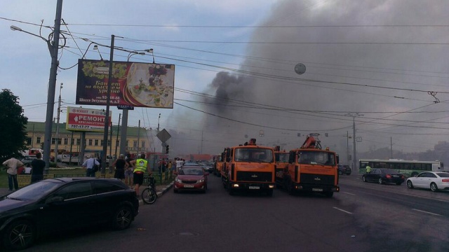 Дым и паника: в горящем московском кафе рухнула крыша
