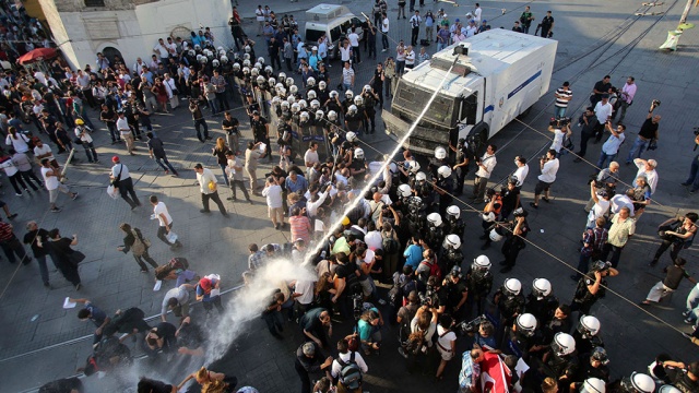 В Турции во время беспорядков ранили 12 журналистов