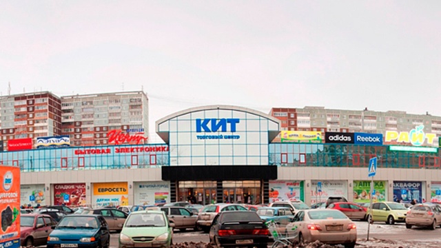 Екатеринбургские пожарные потушили горевший торговый центр