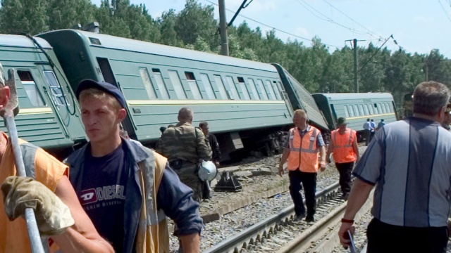 Пять детей увезли в больницу после крушения поезда на Кубани