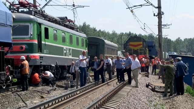Поезда на Кубани объезжают опрокинутый состав и 