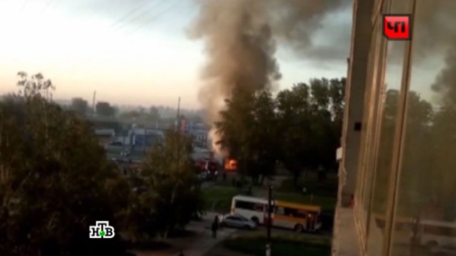 В столице Сибири пламя полностью уничтожило автобус после ДТП