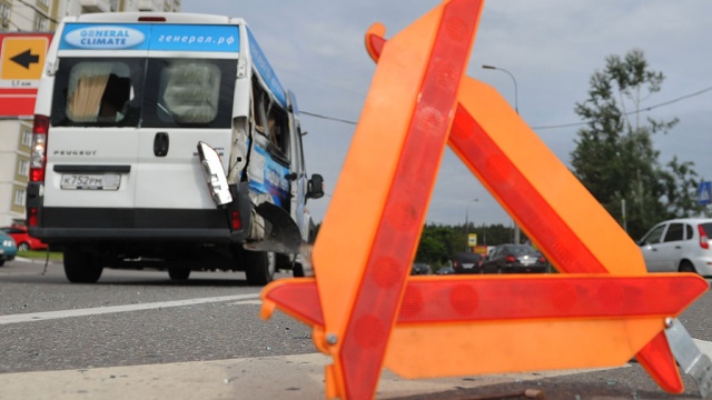 В Петербурге маршрутка разбилась в ДТП: пятеро пострадавших
