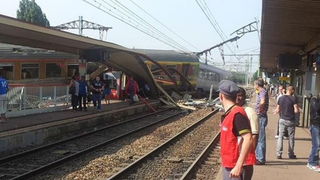 Под Парижем потерпел крушение поезд: сообщается о многочисленных жертвах