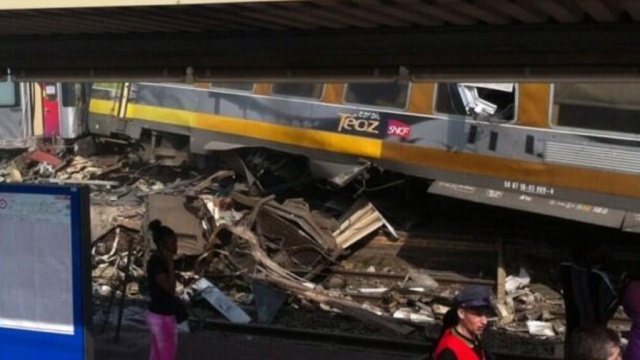 Крушение поезда под Парижем: десятки людей зажаты в искореженных вагонах