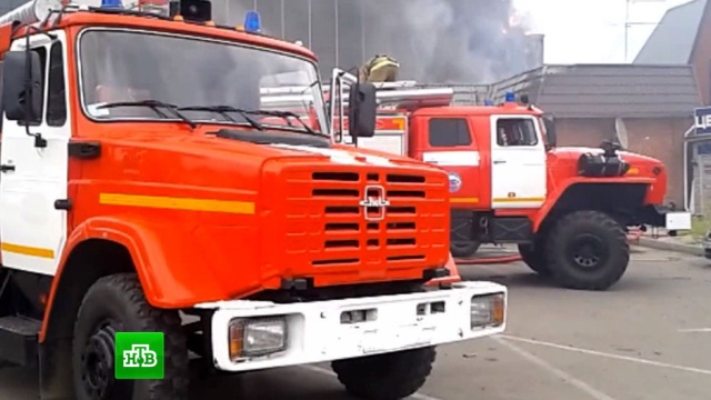 Под Петербургом из горящего торгового центра спасли людей