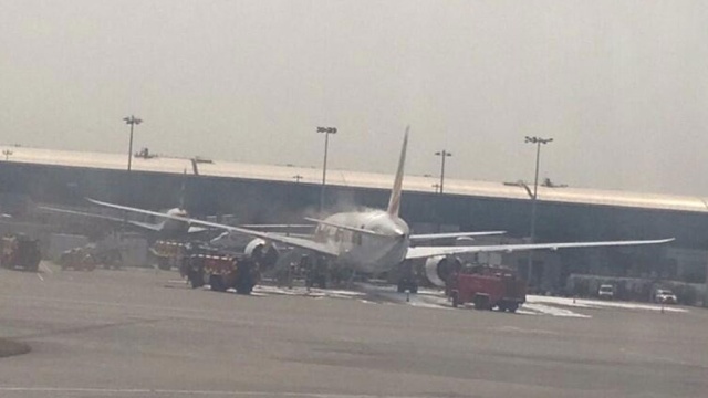 В крупнейшем британском аэропорту вспыхнул эфиопский самолет