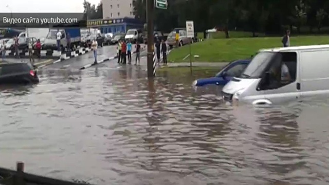 В Москве на метр затопило Боровское шоссе, водители поплыли