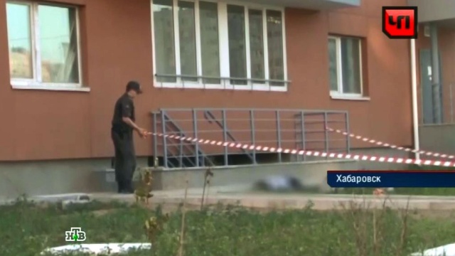 В Хабаровске 4-летний мальчик шагнул из окна, пока мать гуляла в клубе