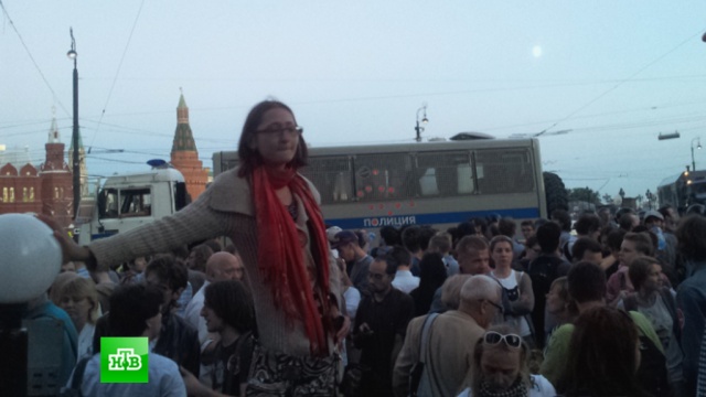 Около 100 сторонников Навального рассадили по автозакам и увезли в полицию