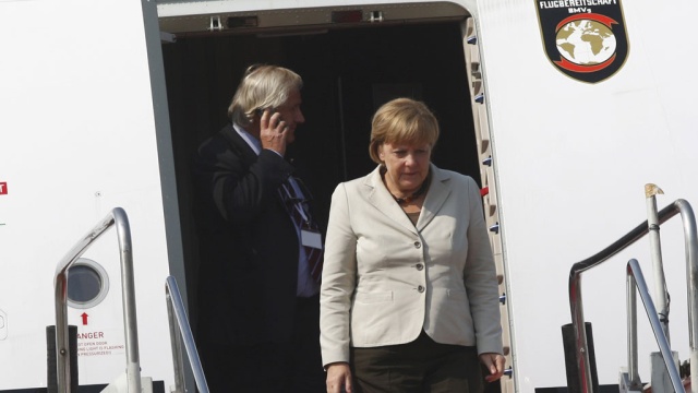 Полиция обезвредила мужчину, ворвавшегося в самолет Ангелы Меркель
