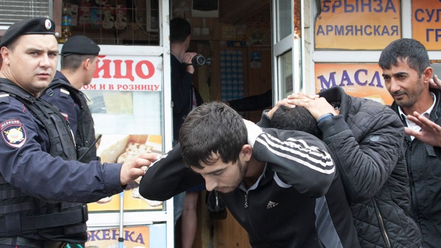 Задержанных в Москве мигрантов-нелегалов накормят перед депортацией