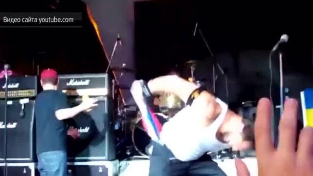 Басист Bloodhound Gang подтерся российским флагом на концерте в Одессе