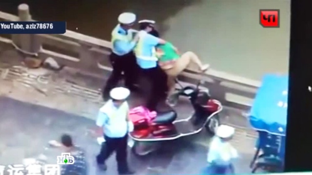 Скутеристка пыталась отбиться от четырех полицейских и броситься с моста