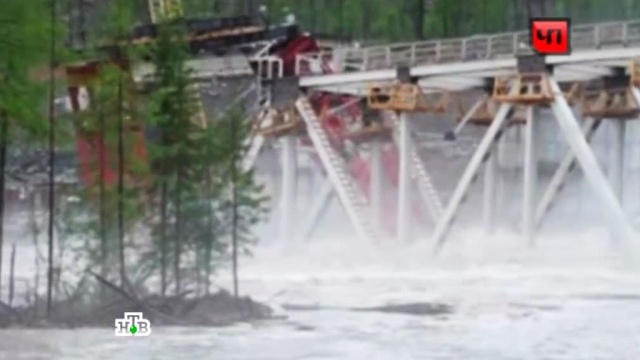 Крушение огромного моста под напором воды сняли на видео