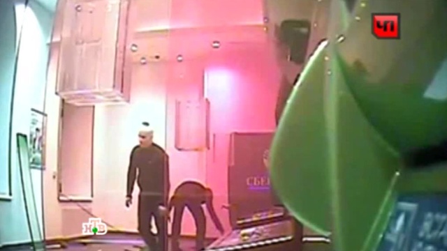 В Москве трое на эвакуаторе пытались ограбить банкомат: видео