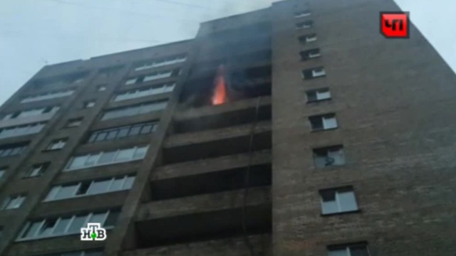 Во Владивостоке пожарные 6 часов тушили квартиру собирательницы мусора