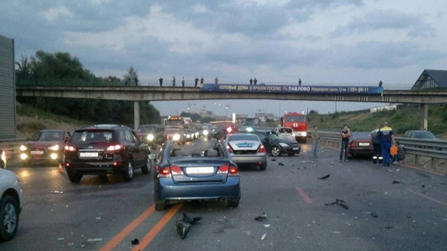 Массовое ДТП спровоцировало 20-километровую пробку на Новорижском шоссе