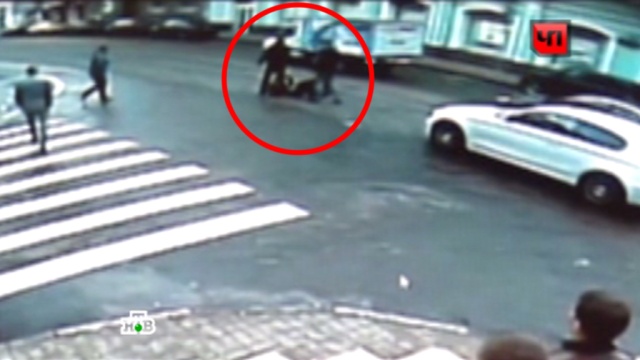 Трое дебоширов избили полицейского в центре Москвы: видео