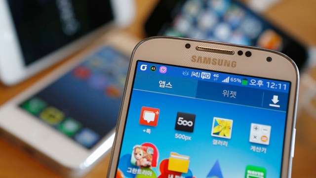 Россиянин не смог запретить продажу телефонов Samsung с двумя сим-картами