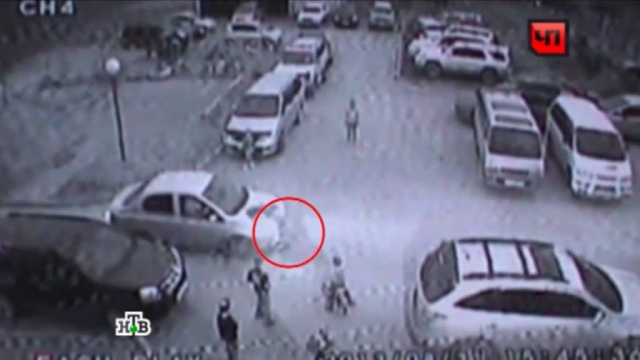Очевидцы ДТП подняли машину, чтобы достать сбитого ребенка 
