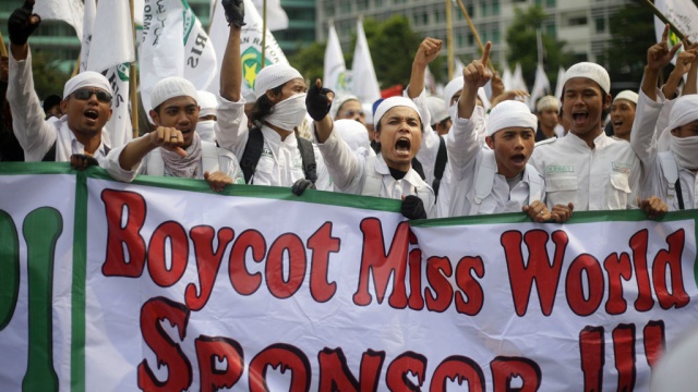 Жители Индонезии добились запрета бикини-конкурса на 