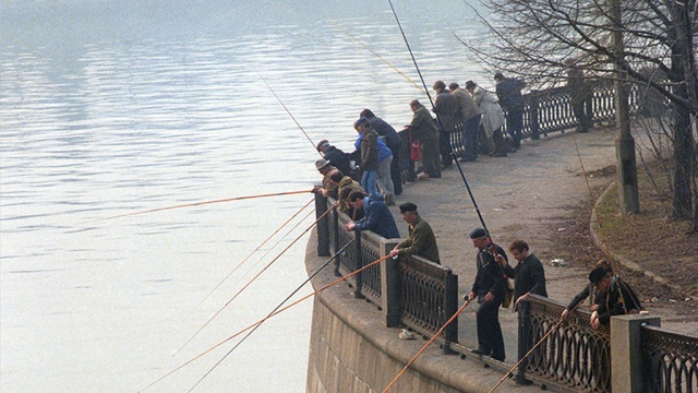 Власти вернут рыбу и купальщиков в Москву-реку