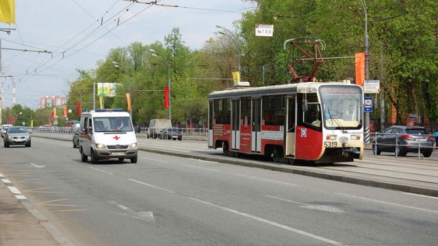 В Москве мужчина с ребенком на руках попал под трамвай