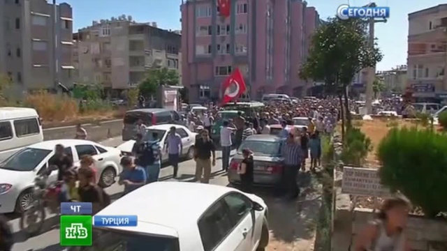 Турецкий спецназ ответил манифестантам водометными залпами и слезоточивым газом 
