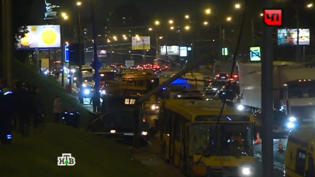 Автобус на проспекте Мира снес столб из-за ученика за рулем иномарки