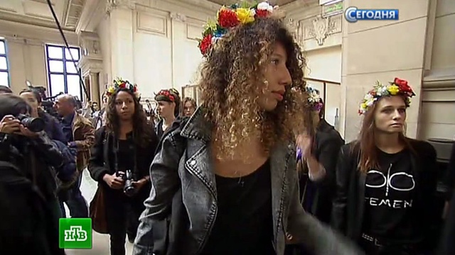 Суд над девицами из FEMEN в Париже перенесли из-за сломанного зуба