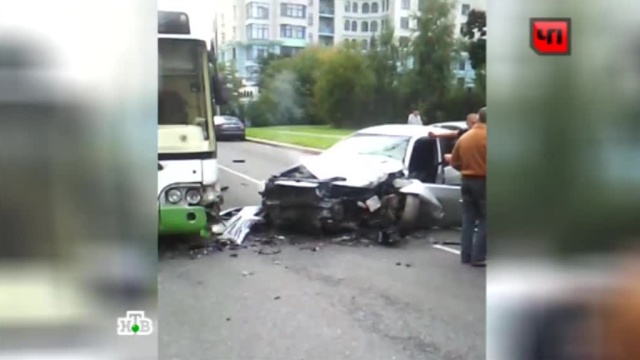 Таксист на иномарке врезался в ЛиАЗ и погиб