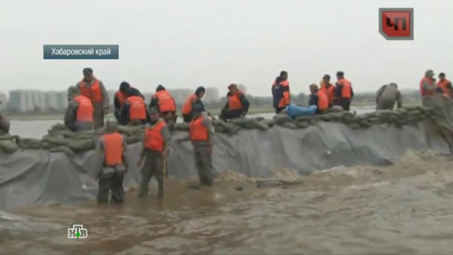 Шокированные картиной наводнения летчики без устали доставляют помощь хабаровчанам