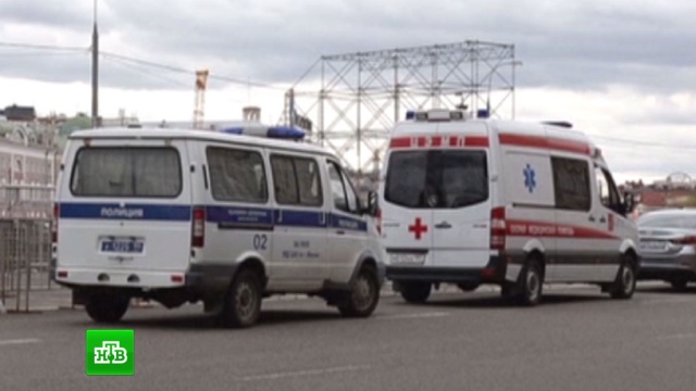 Оторвавшийся от трактора компрессор ранил трех человек на остановке в Москве