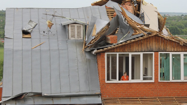 На Кубани ураганный ветер повредил десятки домов и повалил сотни деревьев