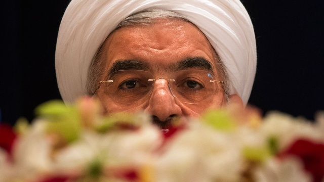 Возмущенные иранцы закидали яйцами Рухани за разговор с Обамой