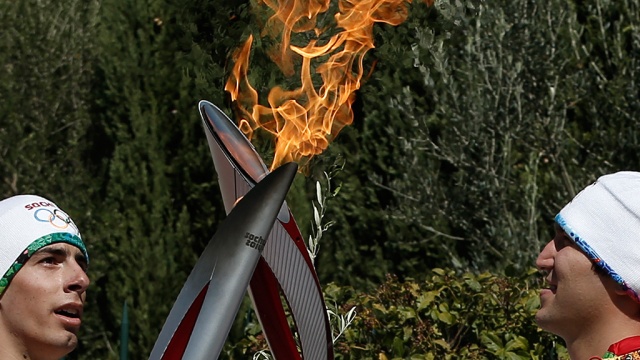 Факел олимпийского огня в Москве пронесут Онищенко и Садовничий
